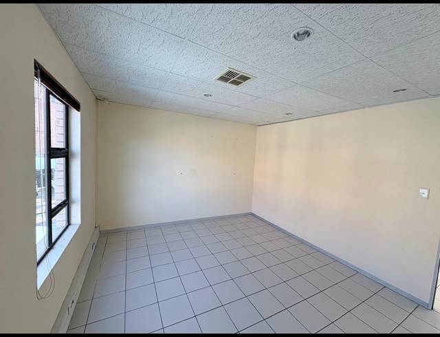 101M² OFFICE TO LET IN FOURWAYS